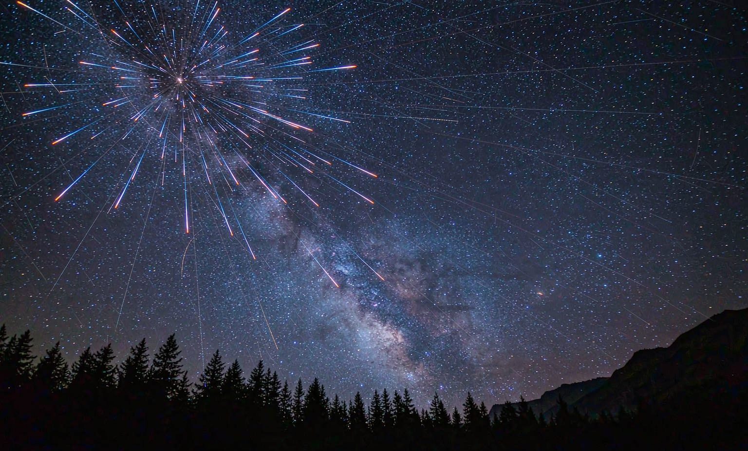 山林上空绽放的流星雨