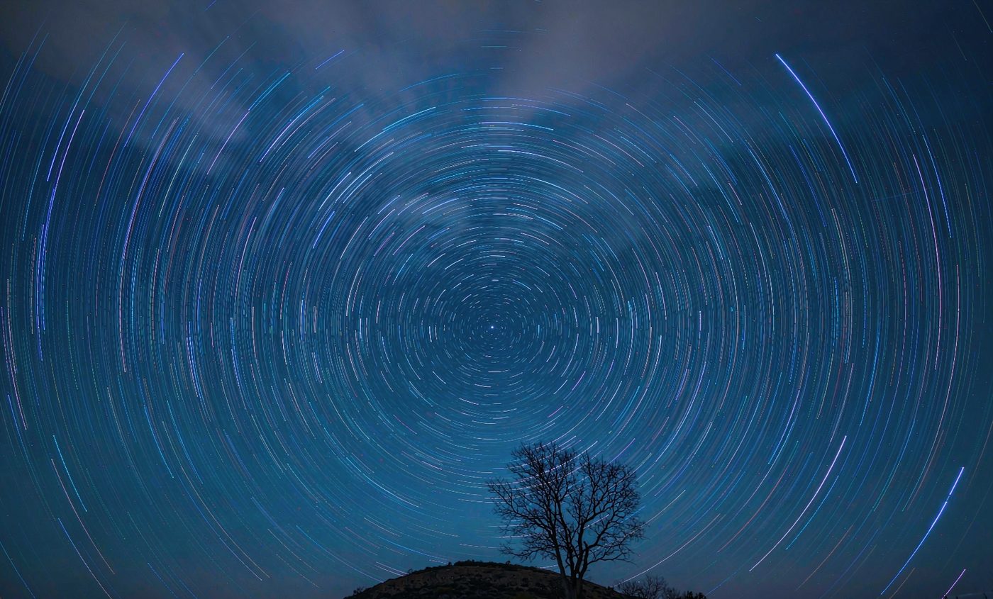 长时间曝光拍下的星轨，围绕北极星形成同心圆弧